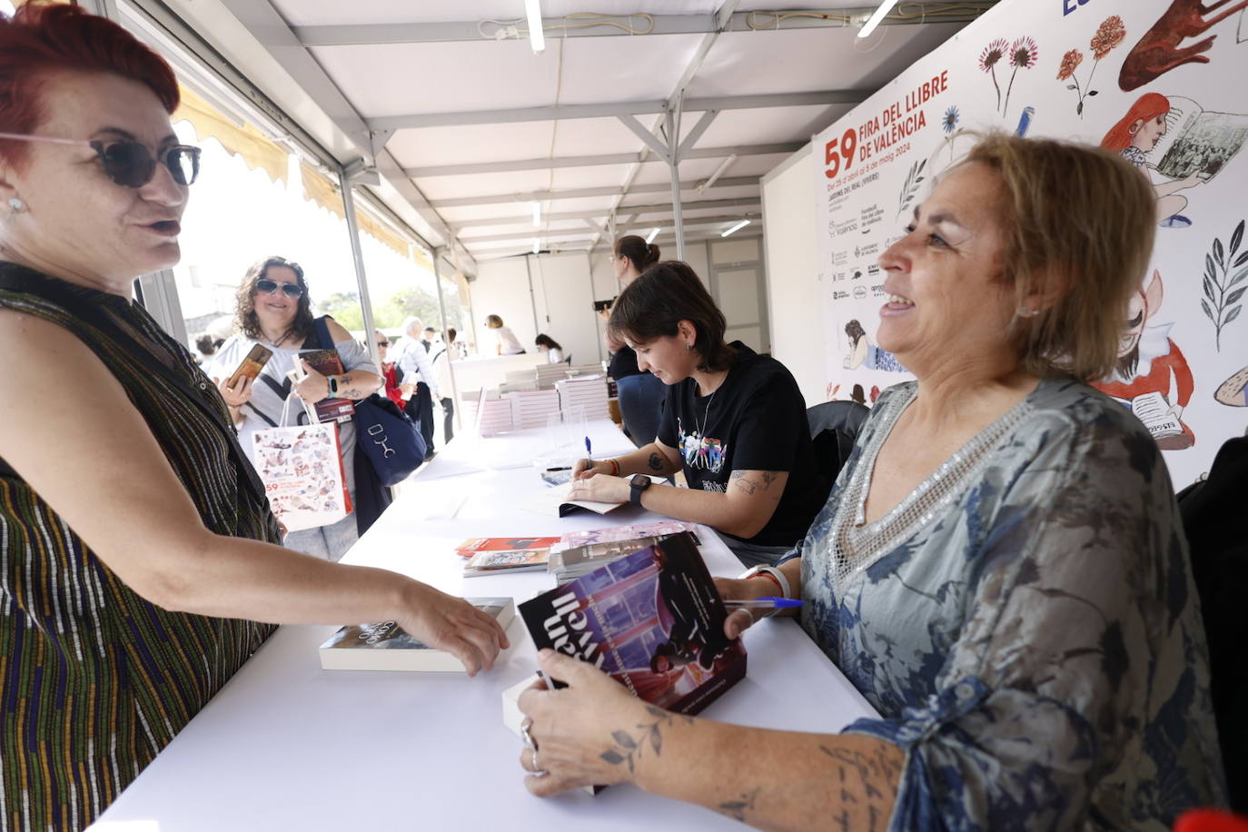 Fotos de la Feria del Libro de Valencia: enormes colas por una firma de Megan Maxwell