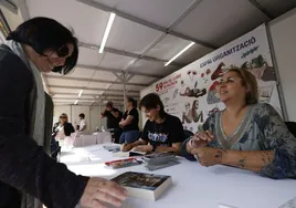 La escritora Megan Maxwell, con las primeras lectoras que han llegado a su firma en la Fira del Llibre de Valencial.