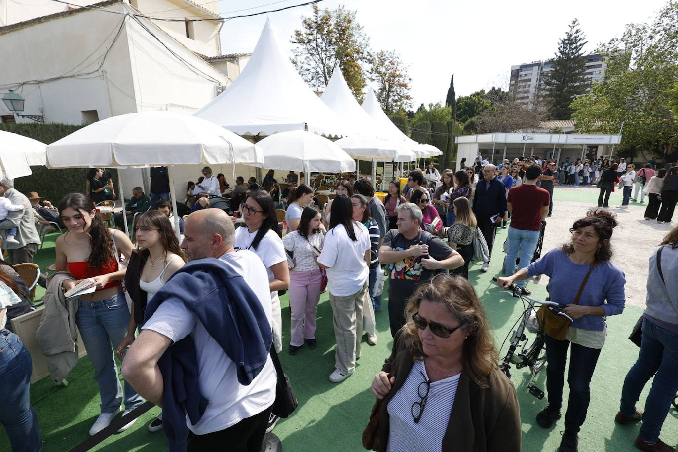 Fotos de la Feria del Libro de Valencia: enormes colas por una firma de Megan Maxwell