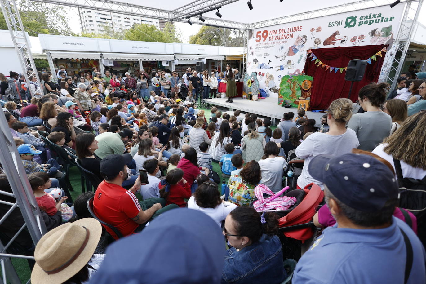 Fotos de la Feria del Libro de Valencia: enormes colas por una firma de Megan Maxwell