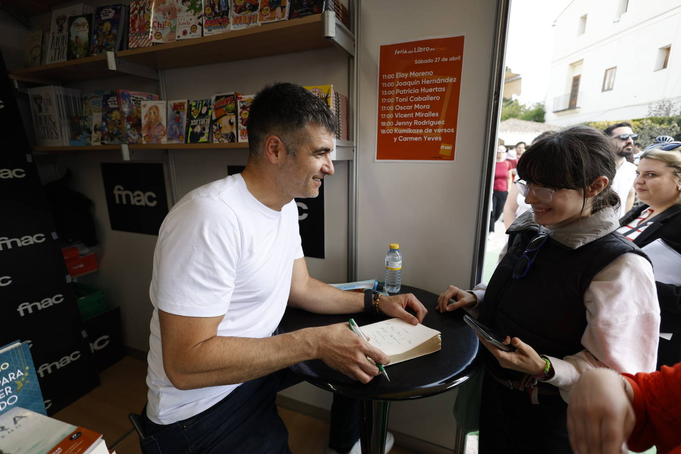 Fotos de la Feria del Libro de Valencia: enormes colas por una firma de Megan Maxwell