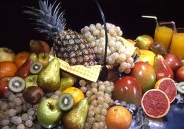 Varias frutas en una imagen de archivo.