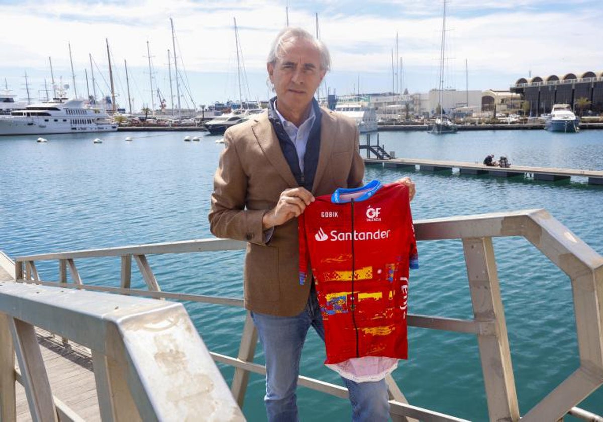 Javier Castellar posa en la Marina Real con el maillot del Gran Fondo de 2024.