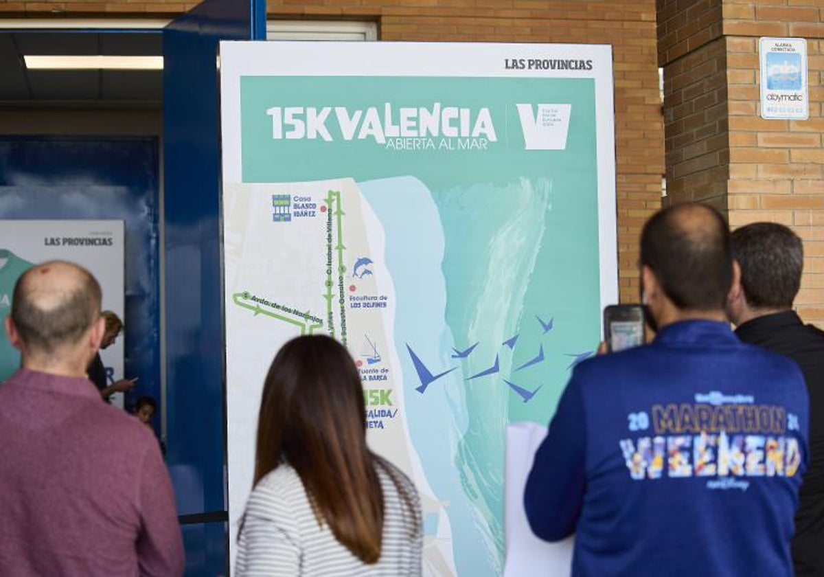 Corredores estudian el trazado de la 15K Valencia Abierta al Mar de este domingo.