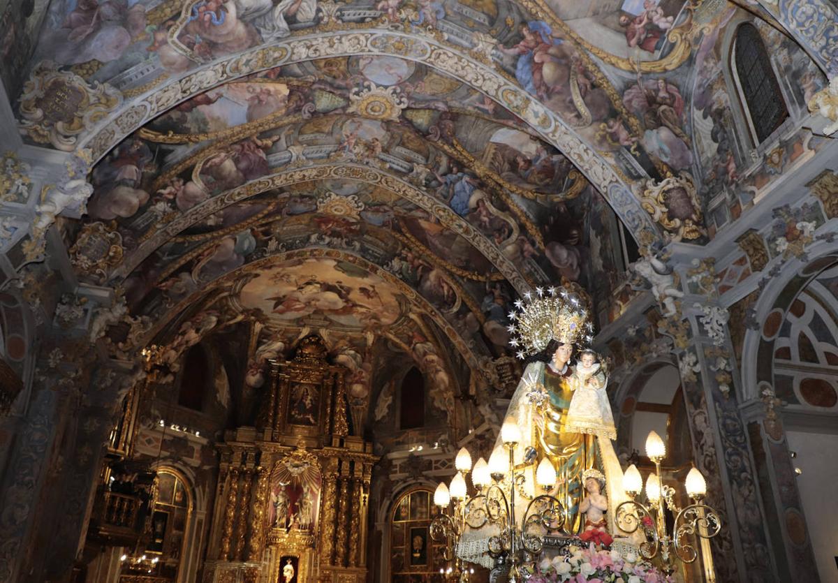 La imagen peregrina de la Virgen de los Desamparados, en la parroquia de San Nicolás