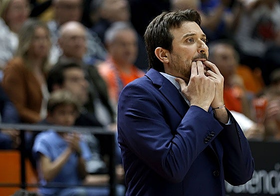 Xavi Albert, durante el partido contra el Tenerife en la Fonteta.