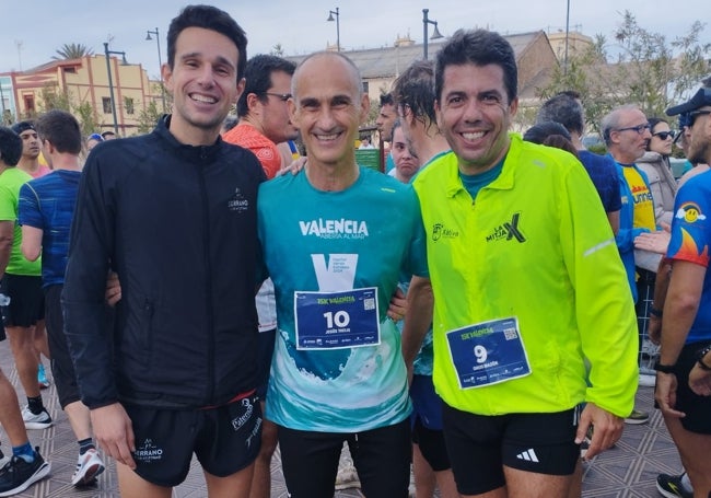 Nacho Giménez, ganador de la carrera, junto a Jesús Trelis, director de LAS PROVINCIAS, y Carlos Mazón, presidente de la Generalitat.