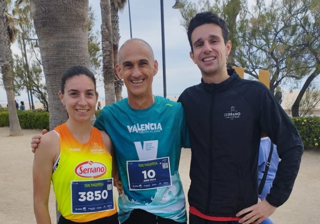 María Ureña y Nacho Giménez, ganadores de la 15K, con Jesús Trelis, director de LAS PROVINCIAS.