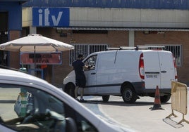 Un trabajador atiende a un conductor en la estación de Vara de Quart.