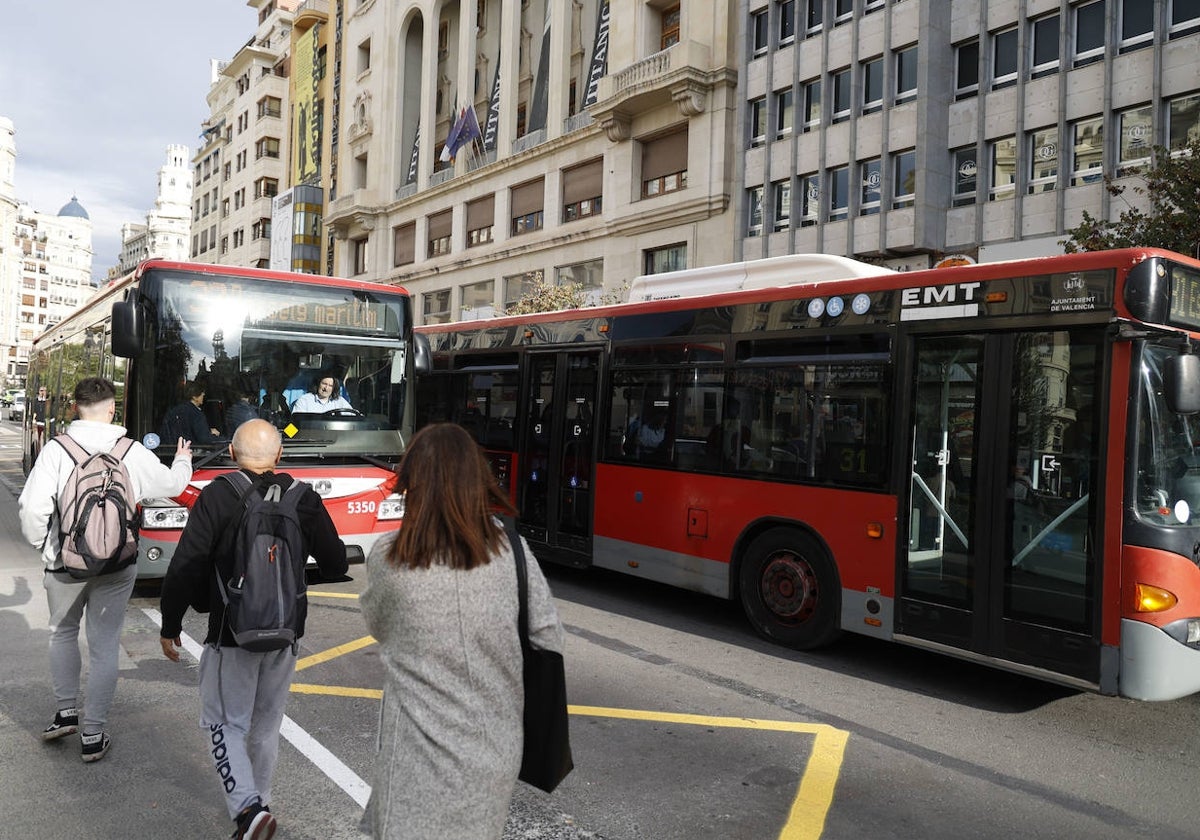 Dos autobuses de la EMT a su paso por la plaza del Ayuntamiento.