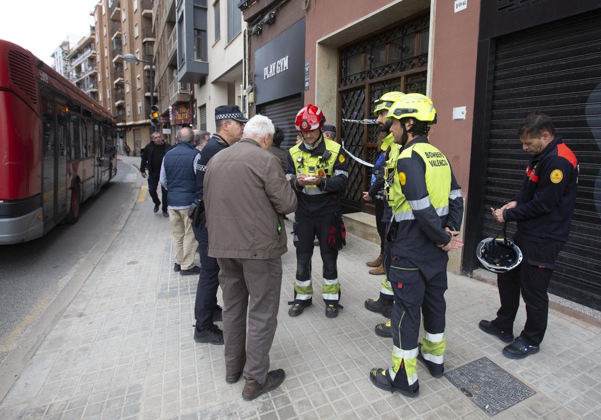 Vecinos de Orriols se organizan con los bomberos para recoger efectos personales.