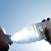 El truco de la botella de agua gratis en el hotel