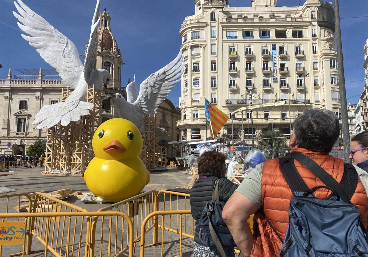 Unos turistas, visitando la falla municipal de 2024.