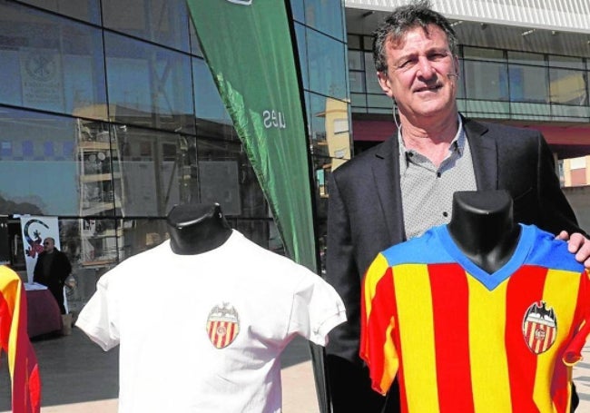 Kempes posa con algunas camisetas históricas del Valencia.