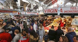 Paradas llenas de gente en el Mercado Central, en imagen de archivo.