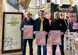 José Manuel Piña, Juanlu Cardona y Raúl Caselles, en el Mercat Municipal de Xàbia.