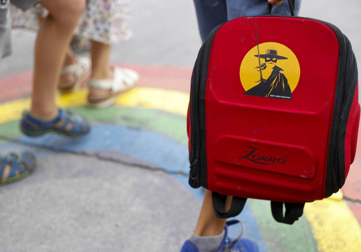 Detalle de la mochila de un alumno, el primer día de clase.