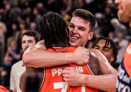 Pradilla abraza a Ojeleye durante un partido esta temporada.