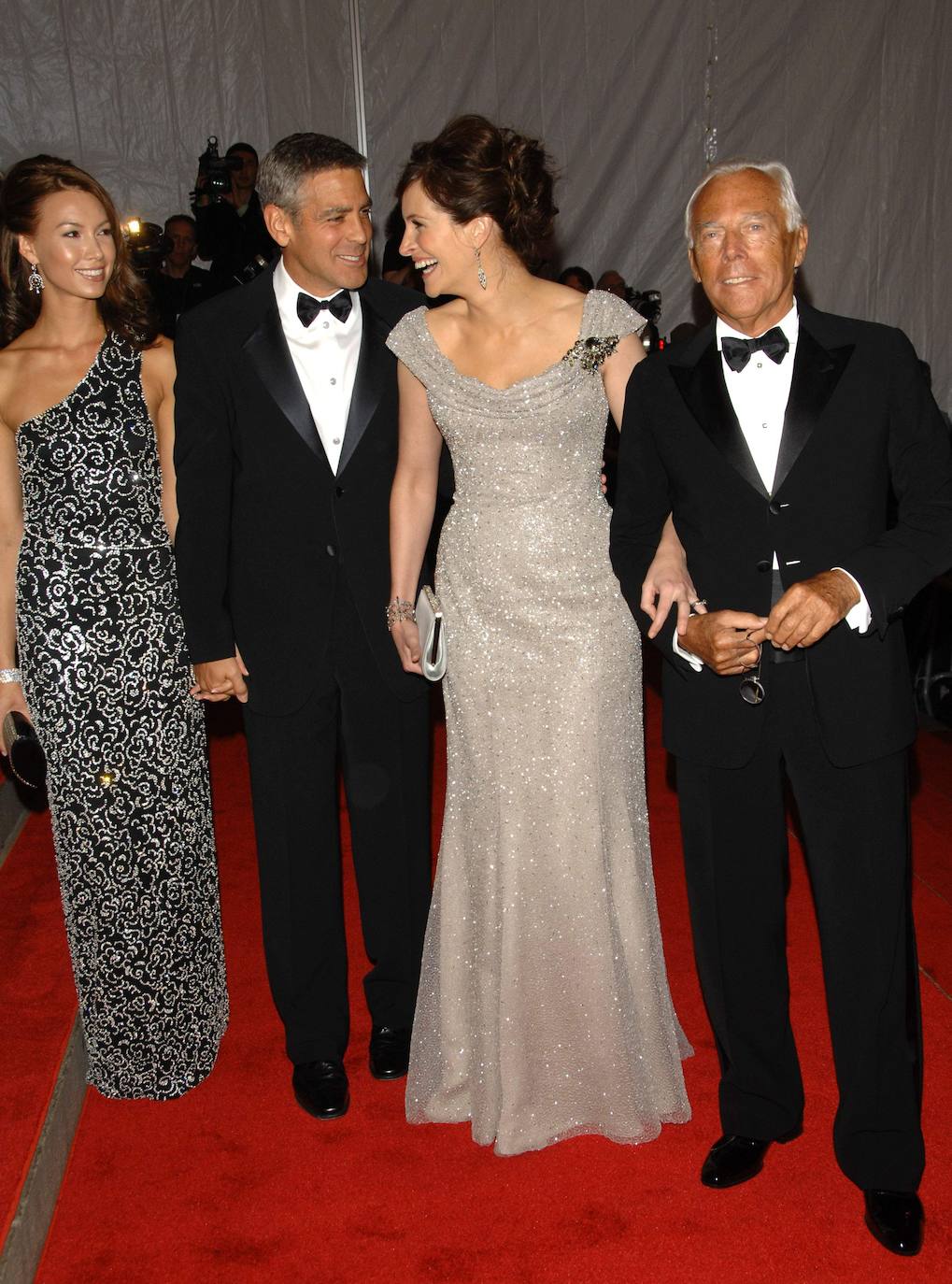 2008. Sarah Larson, George Clooney, Julia Roberts y Giorgio Armani