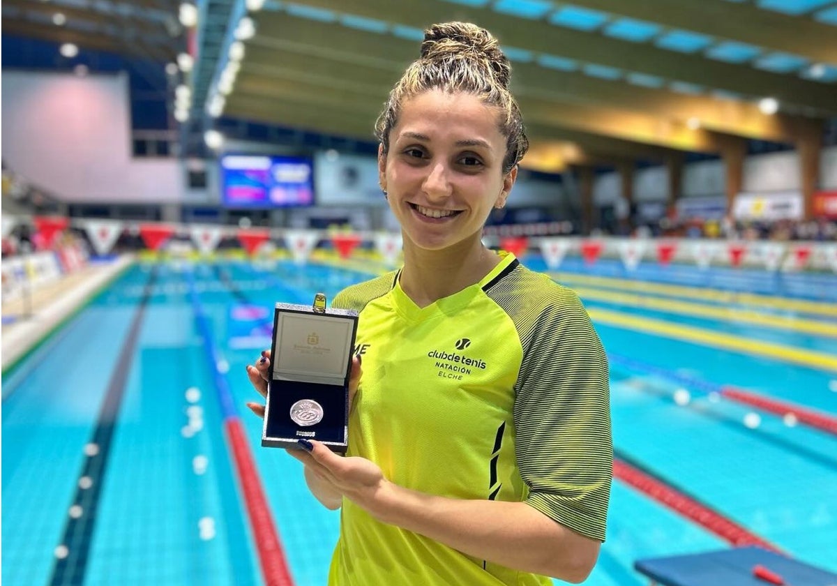 Alba Herrero, con el trofeo.