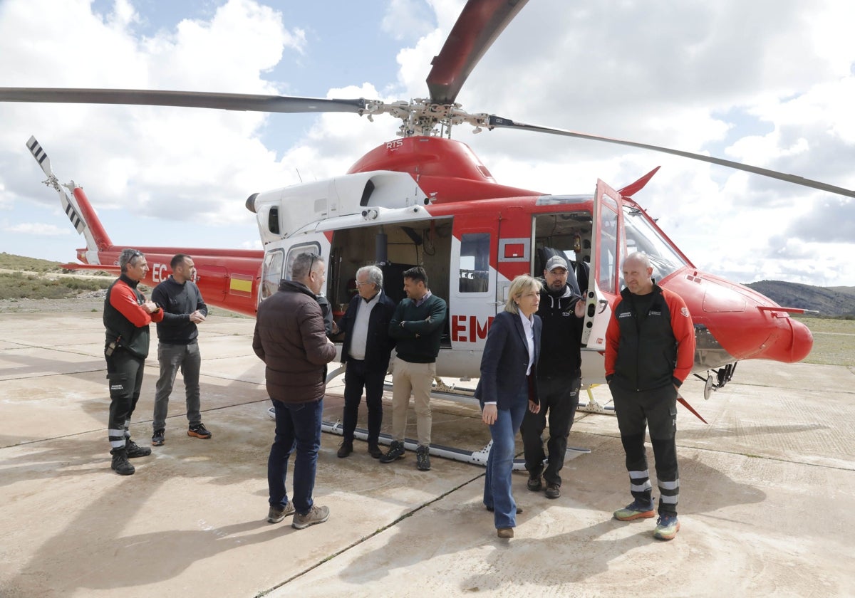 La consellera junto al helicóptero de la unidad helitransportada de Cocoll.