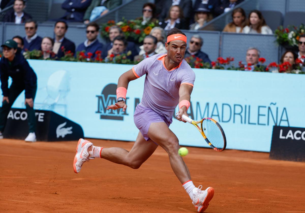 Rafa Nadal golpenado una bola.