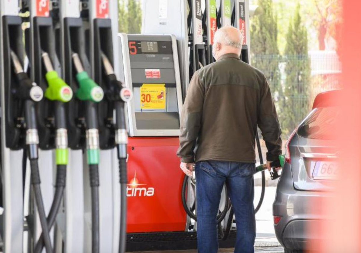 Así va a cambiar el precio del diésel y la gasolina en mayo según un importante experto