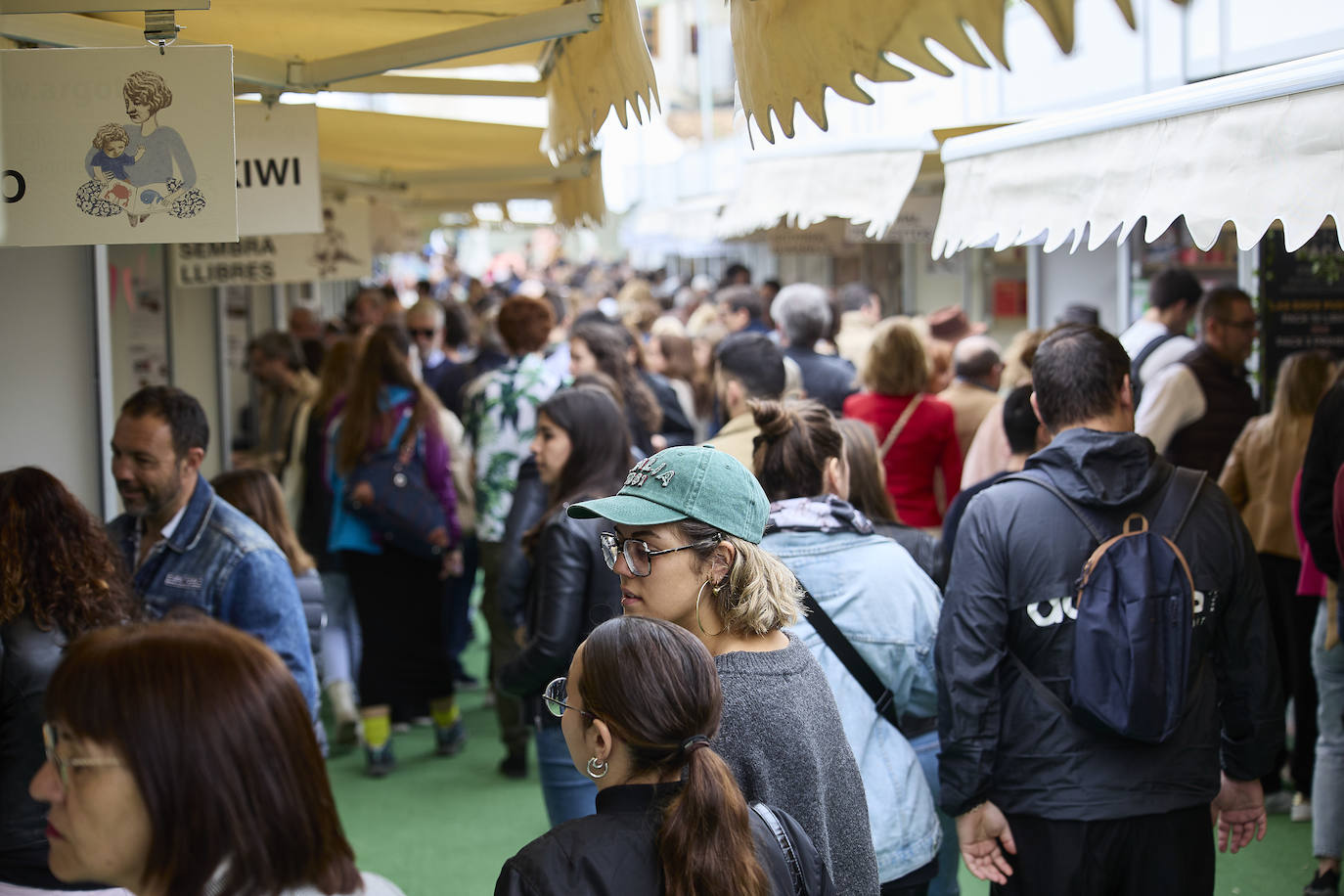 Llenazo en la Feria del Libro durante el miércoles festivo