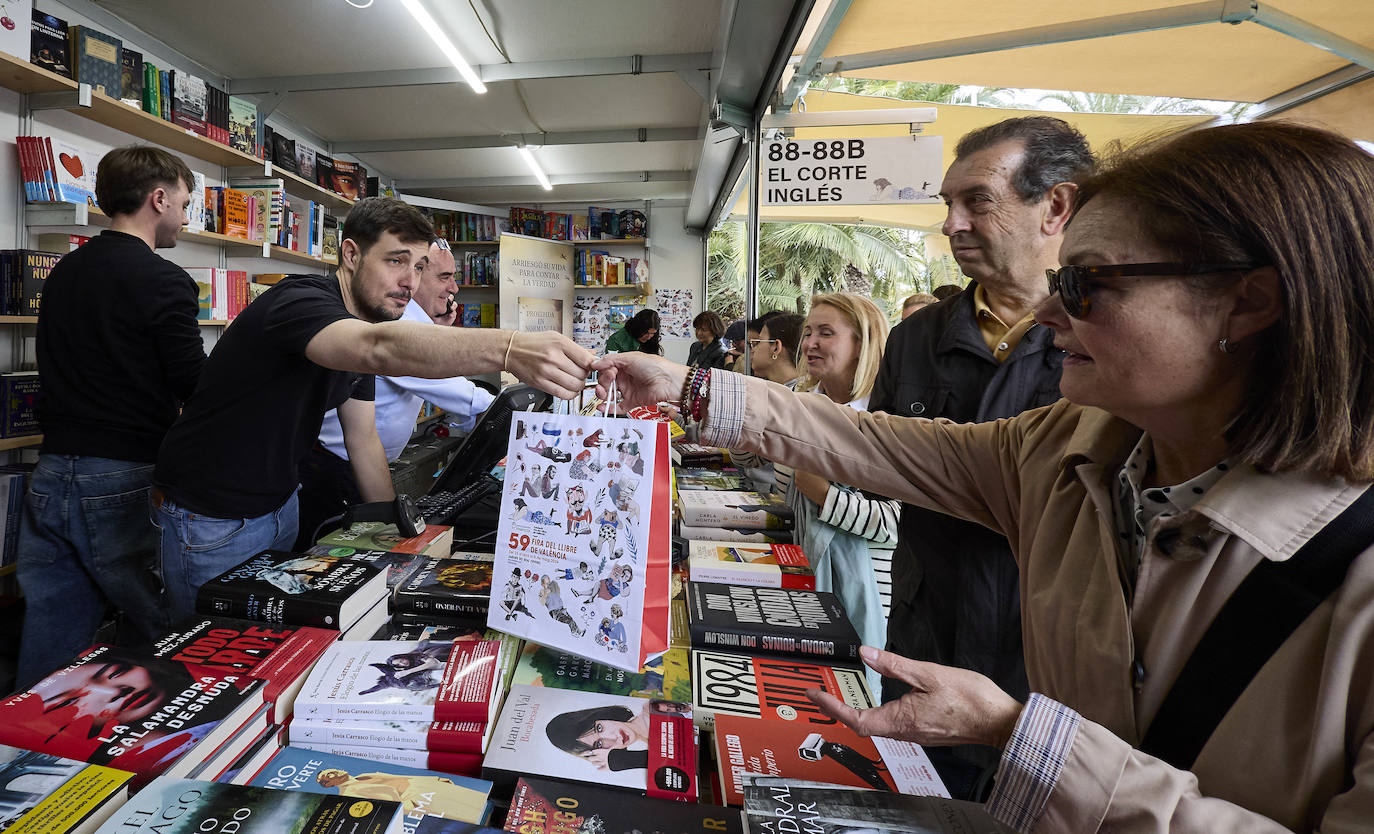 Llenazo en la Feria del Libro durante el miércoles festivo