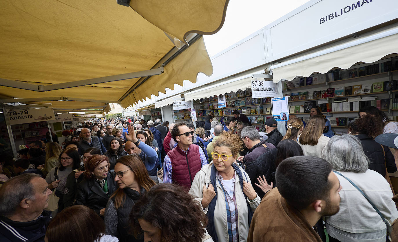 Llenazo en la Feria del Libro durante el miércoles festivo