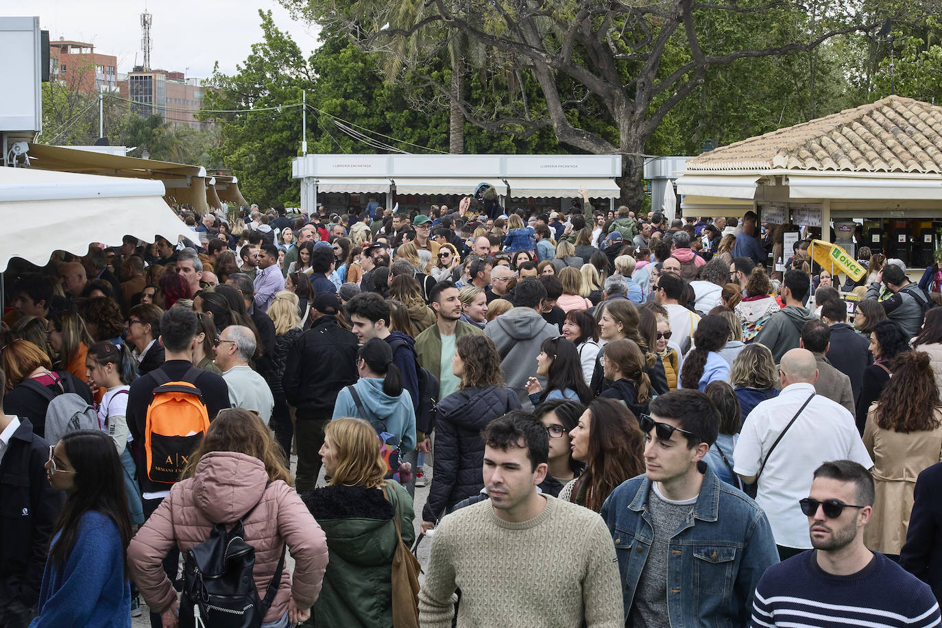 Llenazo en la Feria del Libro durante el miércoles festivo