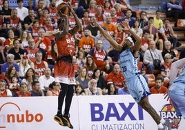 Badio lanza durante el partido contra el Morabanc Andorra.