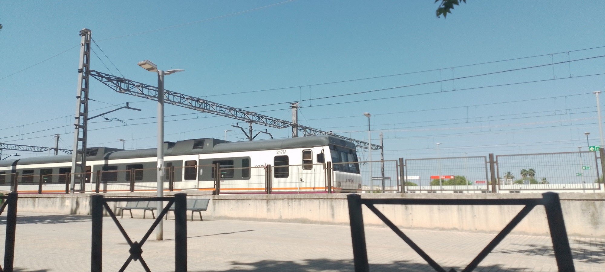 Tren Xàtiva-Alcoi, saliendo de la estación de Xàtiva.