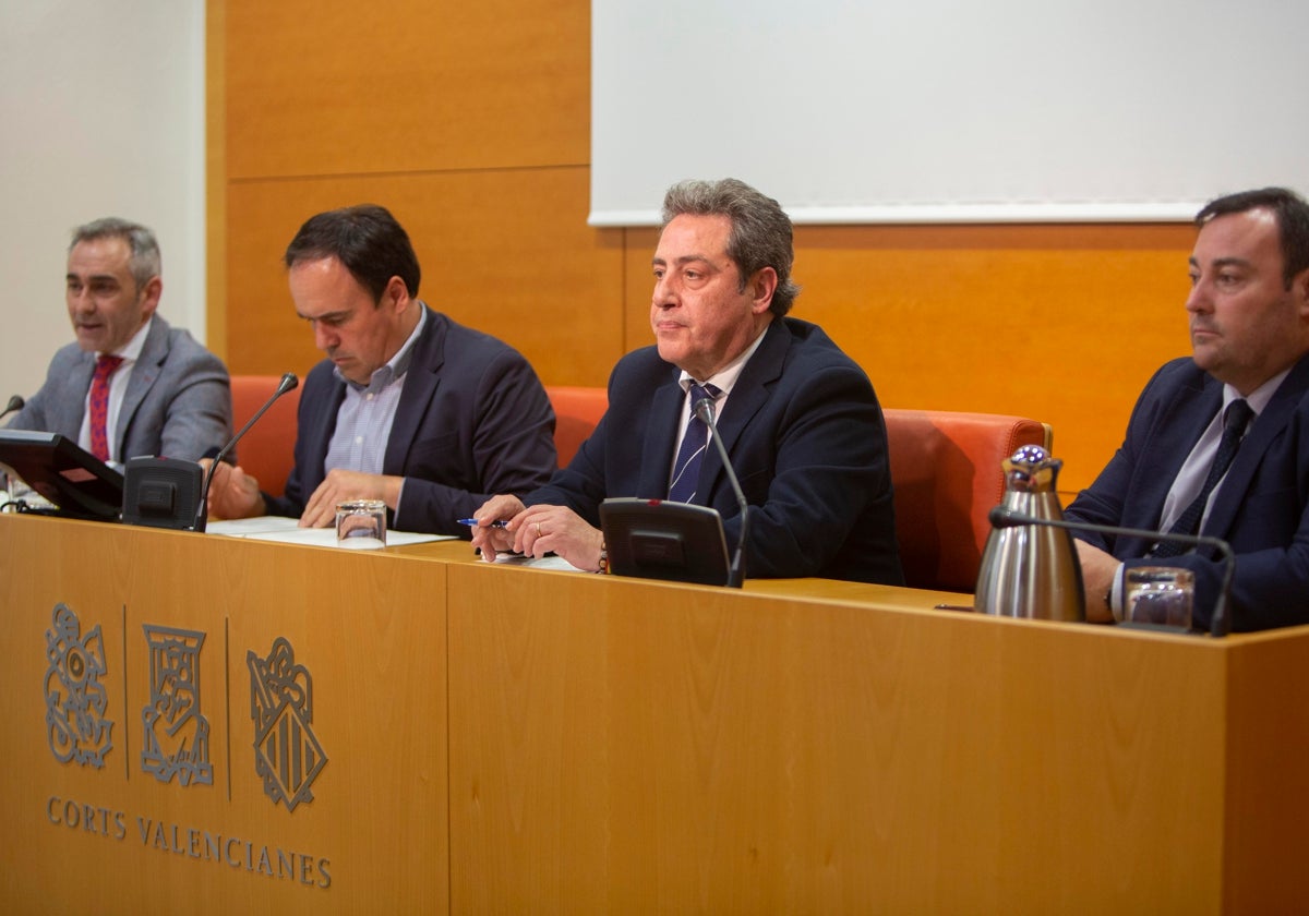 Diputados de PP y Vox en la presentación de las proposiciones de ley en Les Corts.