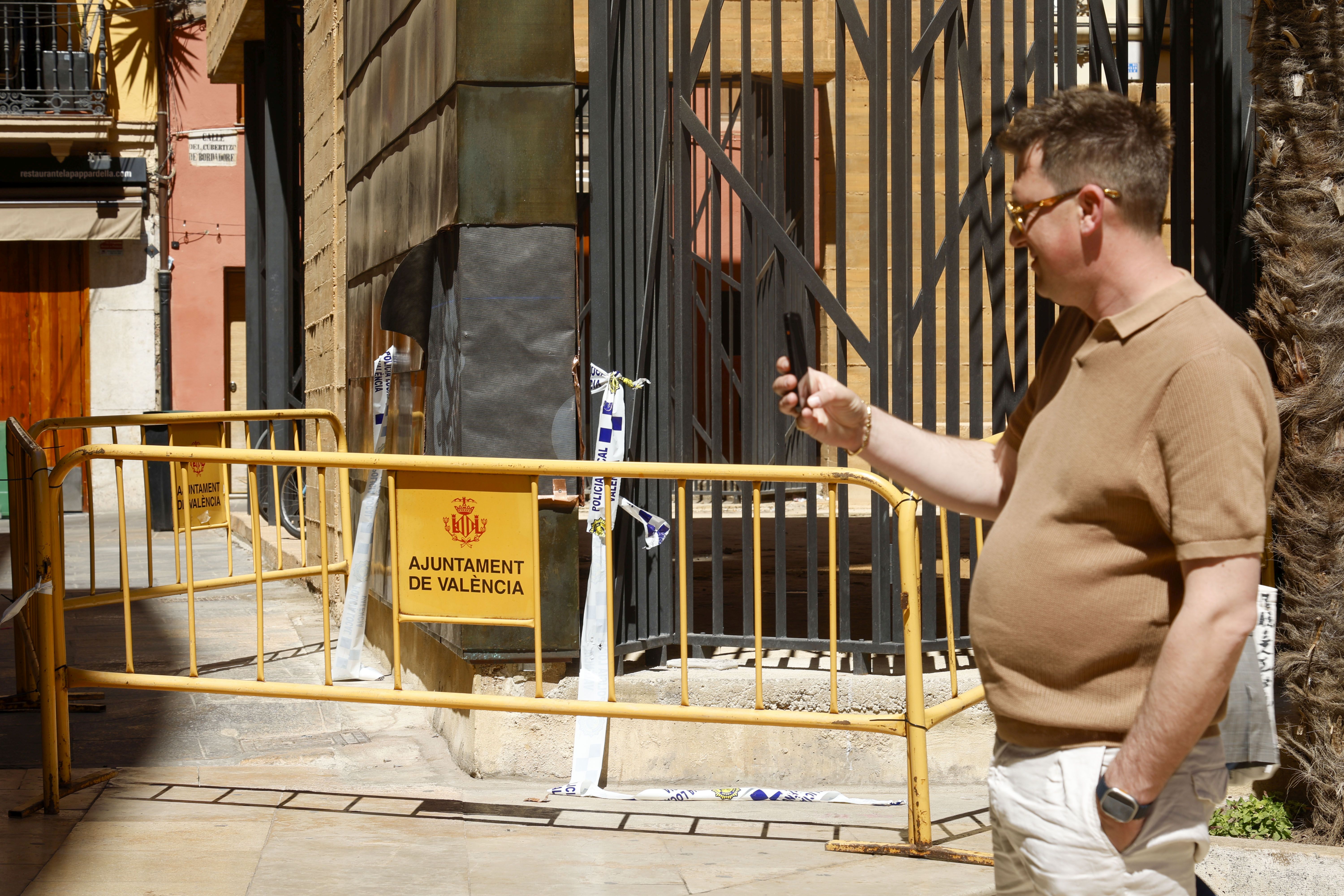 Roban una treintena de placas de cobre del nuevo edificio del Relojero en Valencia