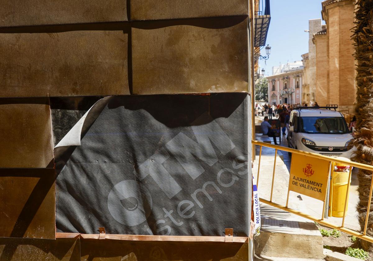 Roban una treintena de placas de cobre del nuevo edificio del Relojero en Valencia