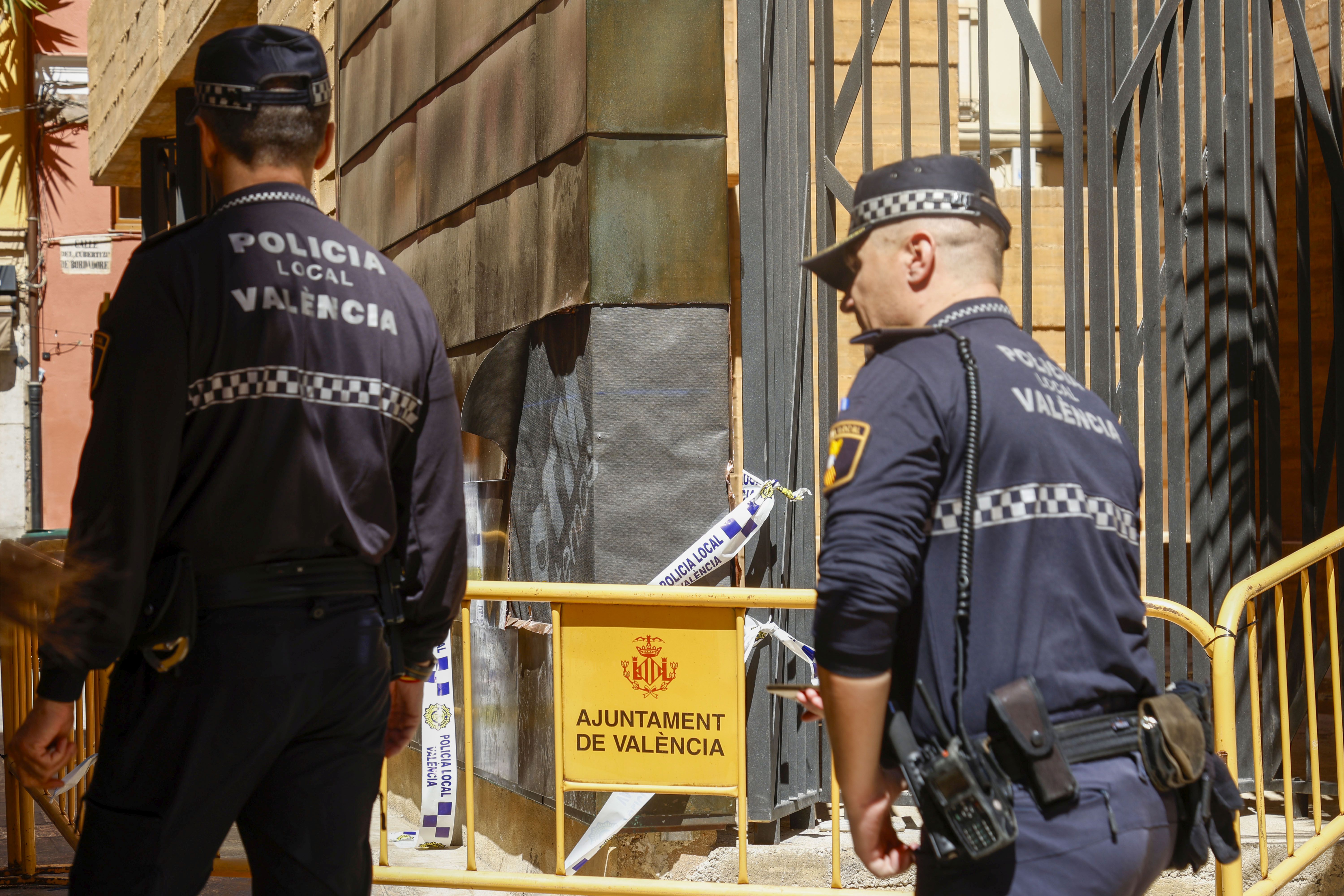 Roban una treintena de placas de cobre del nuevo edificio del Relojero en Valencia