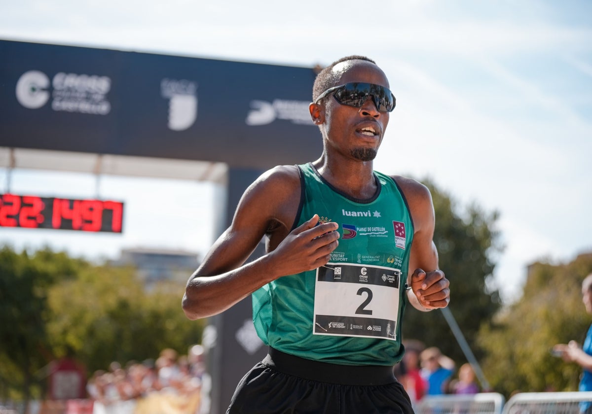 Thierry Ndikumenayo, en una competición con su club.