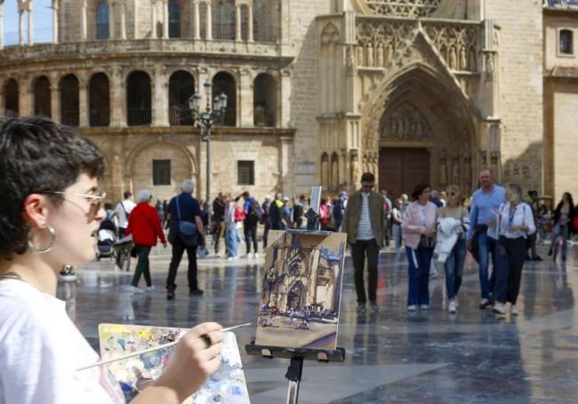 Una alumna durante la práctica de Paisaje de Bellas Artes