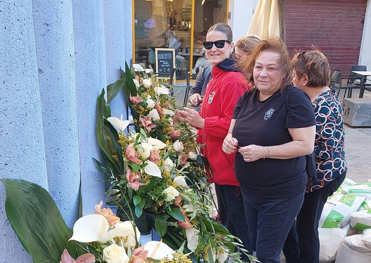 Imagen secundaria 1 - Proceso de montaje de la cruz de mayor de la falla Plaza de la Cruz del Canyamelar.