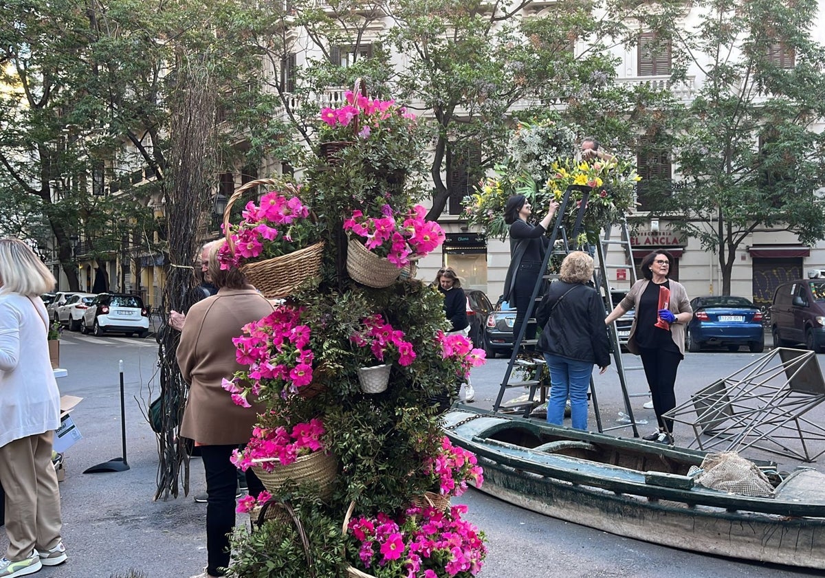 Imagen principal - Proceso de montaje de la cruz de la falla Maestro Gozalbo y de la asociación 'L'Horta de Valéncia'.