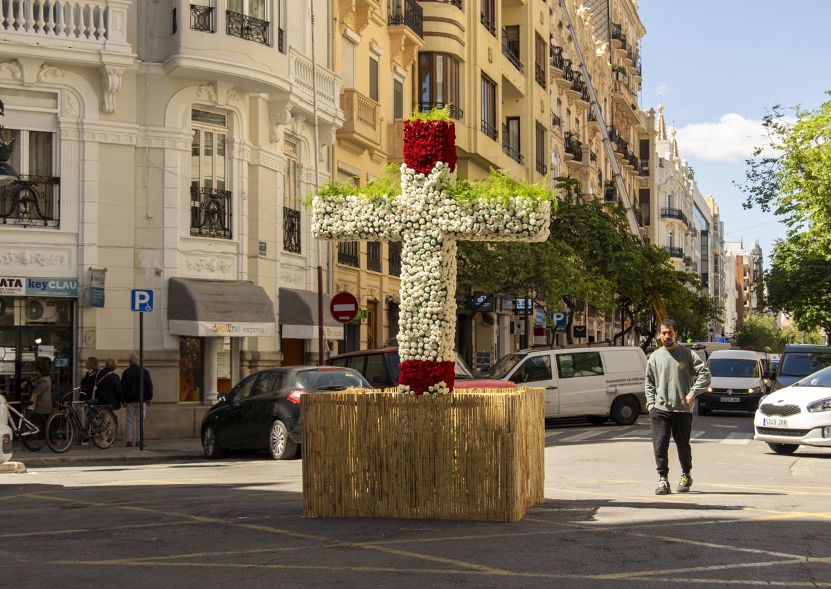 Imagen secundaria 1 - Proceso de montaje de la cruz de la falla Maestro Gozalbo y de la asociación 'L'Horta de Valéncia'.