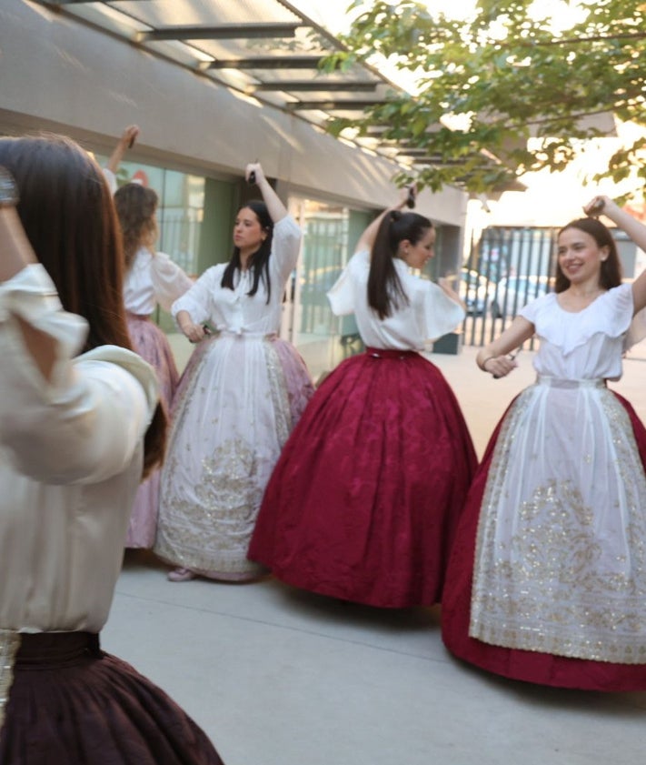 Imagen secundaria 2 - Ensayo de la dansà por parte de la corte de la fallera mayor de Valencia 2024.