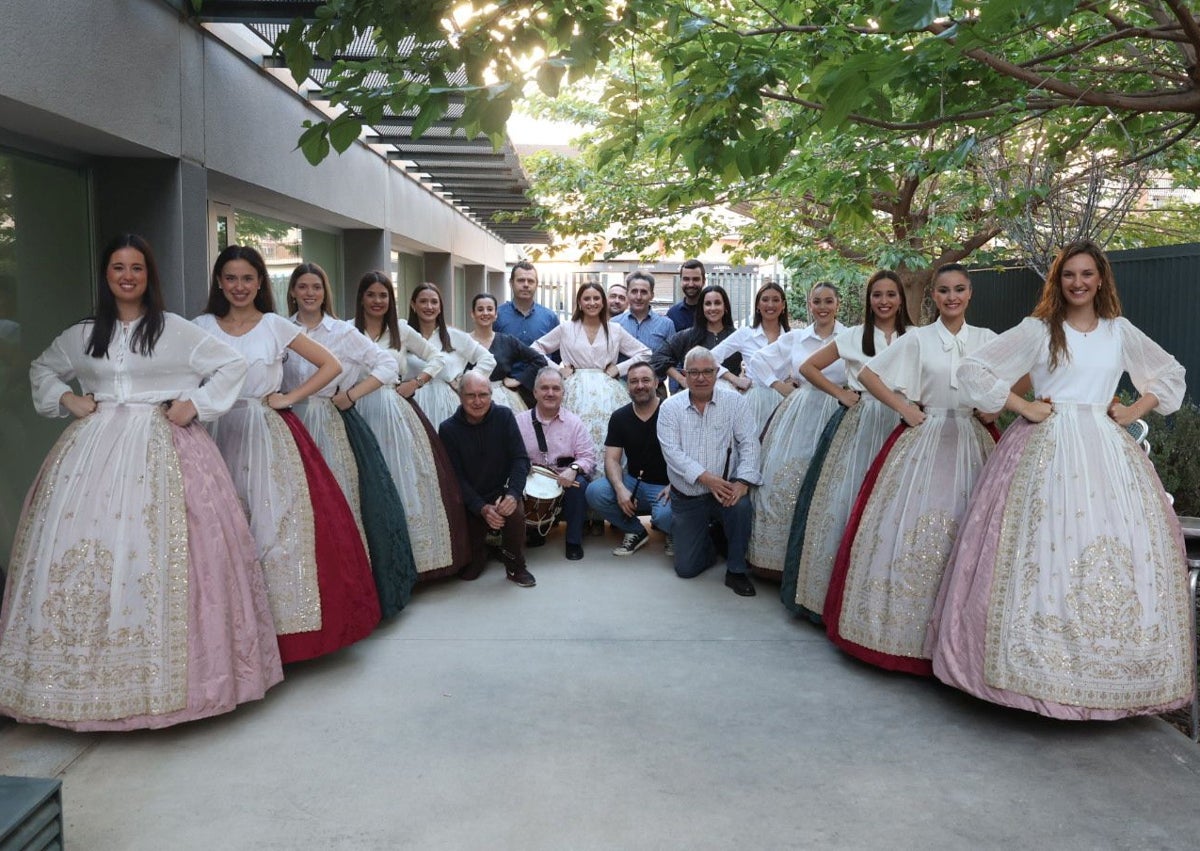 Imagen secundaria 1 - Ensayo de la dansà por parte de la corte de la fallera mayor de Valencia 2024.