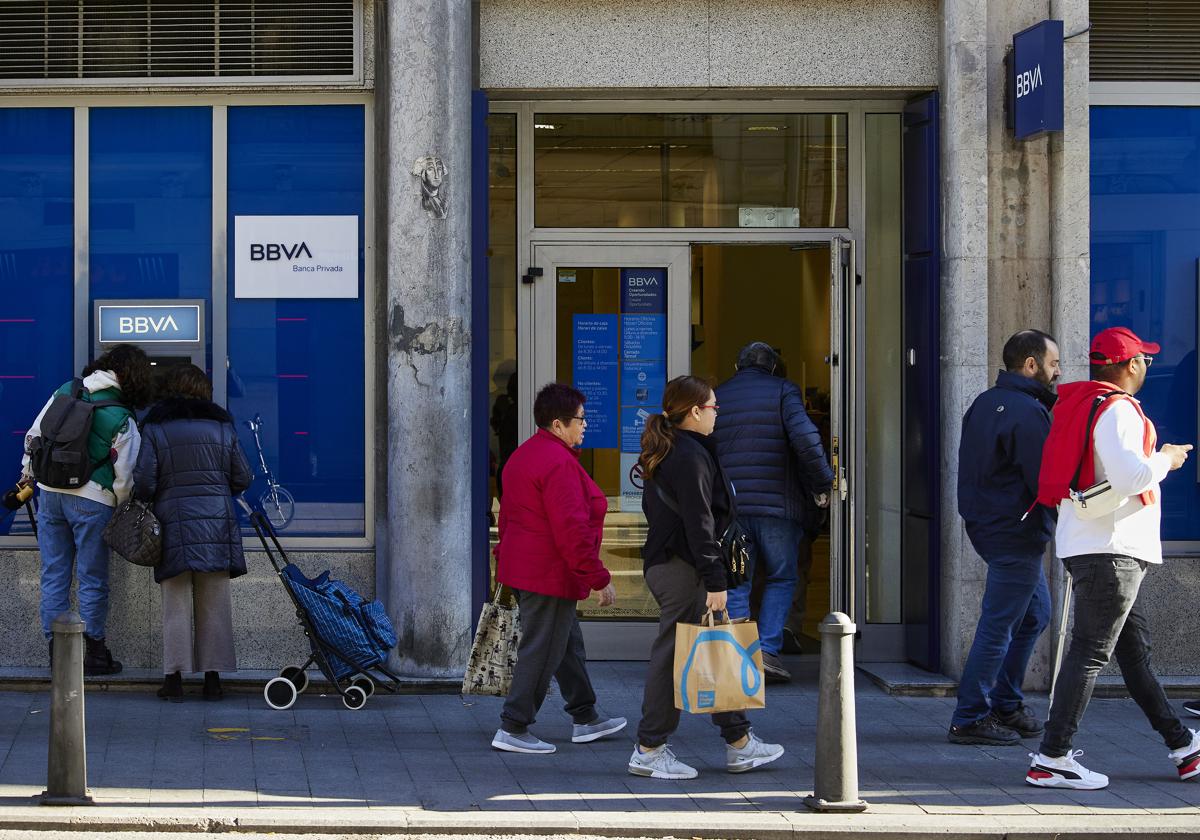 Colas en los cajeros de una oficina del BBVA en Valencia.