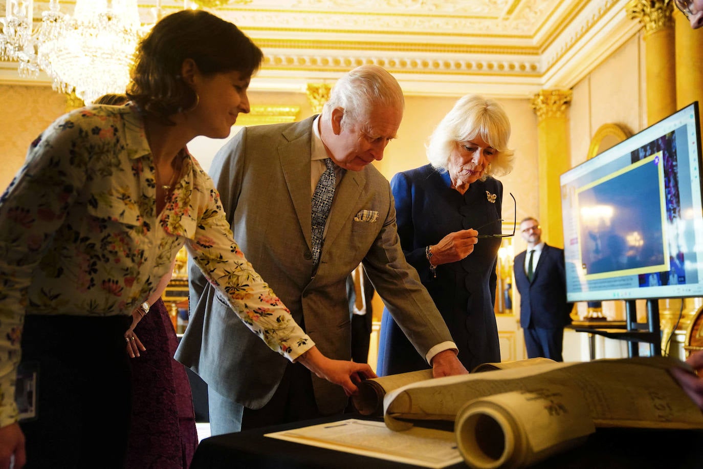 El &#039;Rollo de la Coronación&#039; de Carlos III y Camila: 21 metros de documento escrito a mano