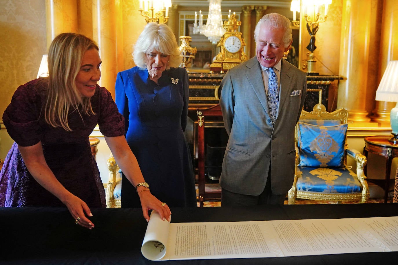 El &#039;Rollo de la Coronación&#039; de Carlos III y Camila: 21 metros de documento escrito a mano