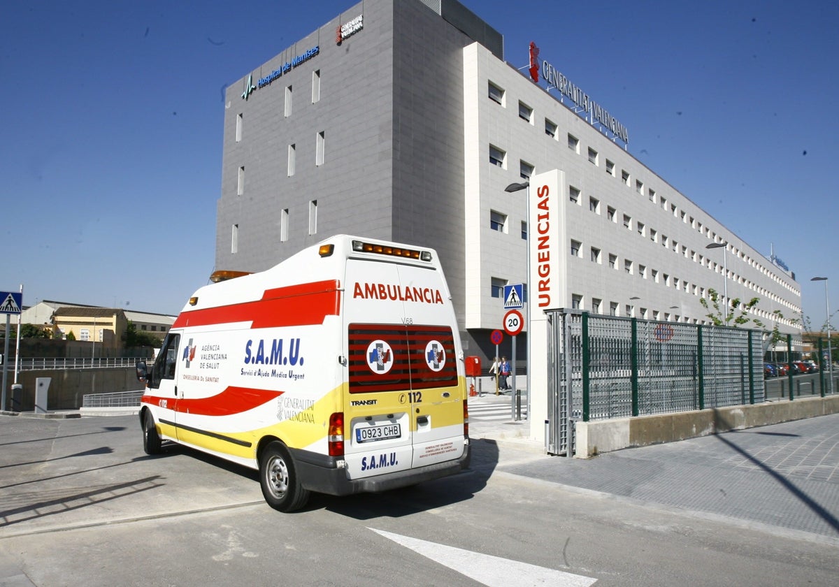 Una ambulancia entra en el hospital de Manises.