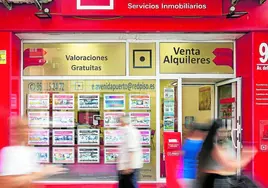 Una inmobiliaria en Valencia expone los anuncios de alquileres y viviendas en venta.