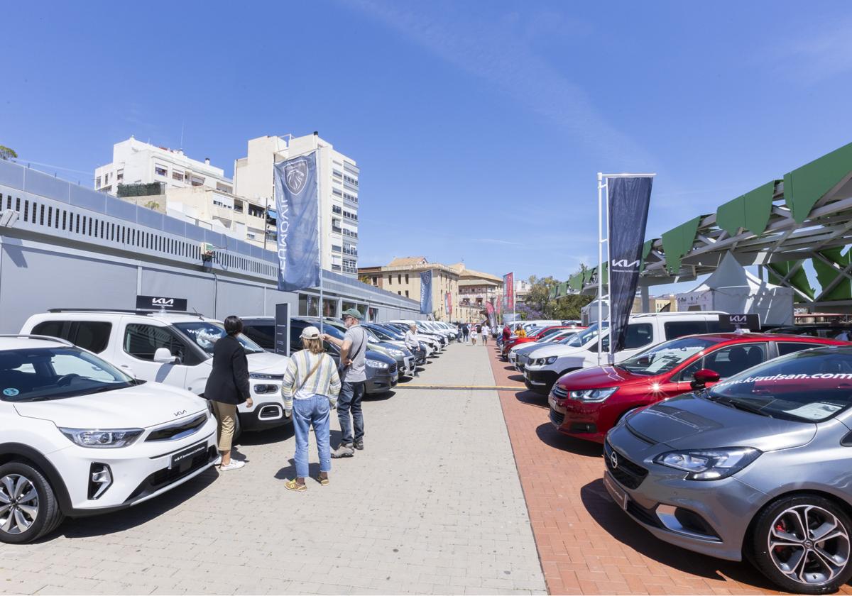 Exposición de vehículos en la Fira del Motor de Gandia.